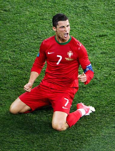 黄蜂队陷入被动，分差一度扩（黄蜂队陷入劣势，分差一度拉开）