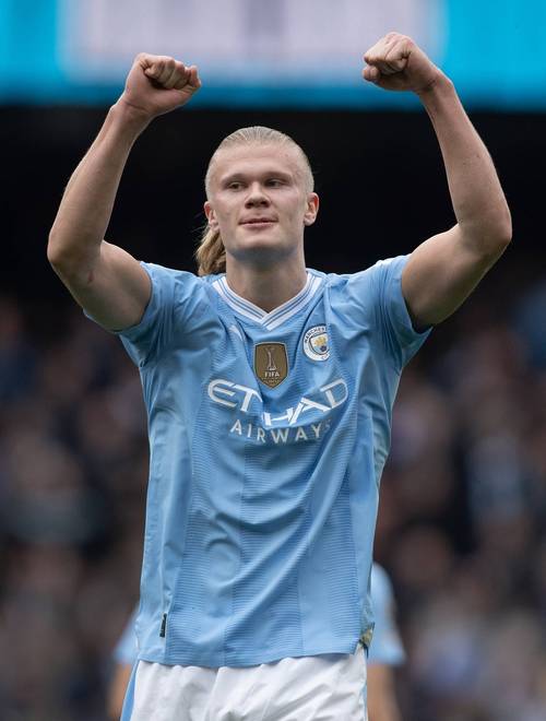 成都蓉城教练组现场观战中韩战，徐正源、金亨镒在场