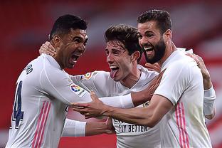 篮下两把大扫帚！文班亚马疯狂干扰 尼克斯内线连续3次进攻无果（文班亚马篮下统治力爆棚，尼克斯内线三次冲击均遭封锁）