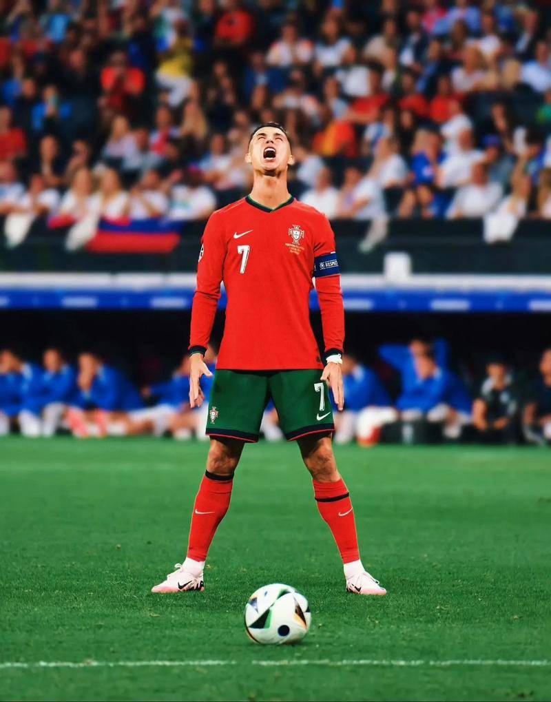 黄蜂队近期推出的新打法引起了广泛关注，这种打法充满活力，让球迷们眼前一亮。（黄蜂队近期战术革新备受热议，活力四射令球迷惊艳）