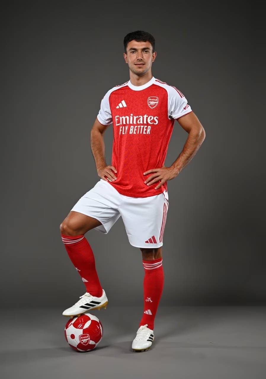 热刺全队已经抵达韩国，孙兴慜、梁民革举韩国国旗合照