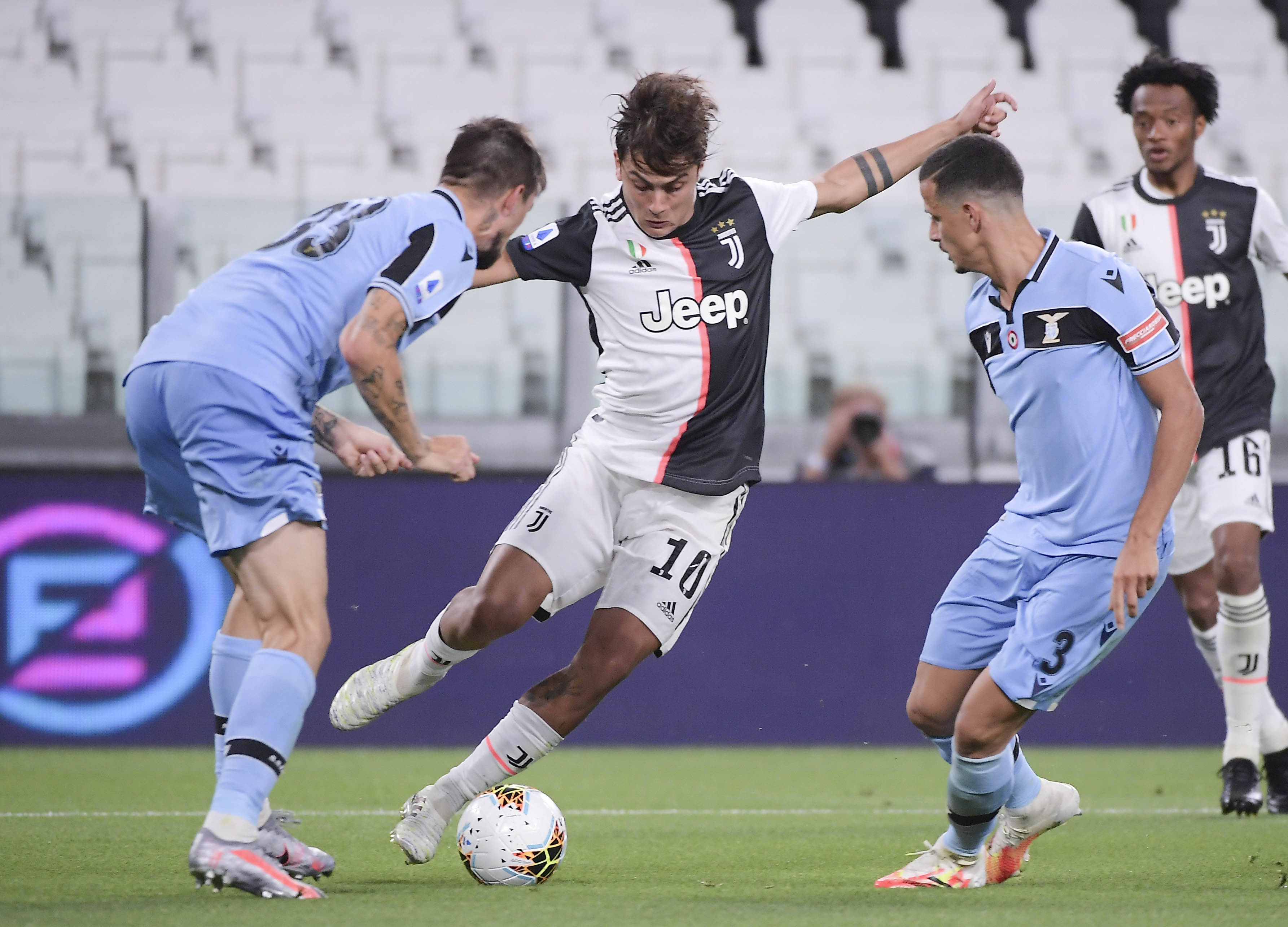 3次犯规成隐患！约基奇半场10中5拿12分5板（三犯在身成隐忧：约基奇半场12分5板，10投5中）