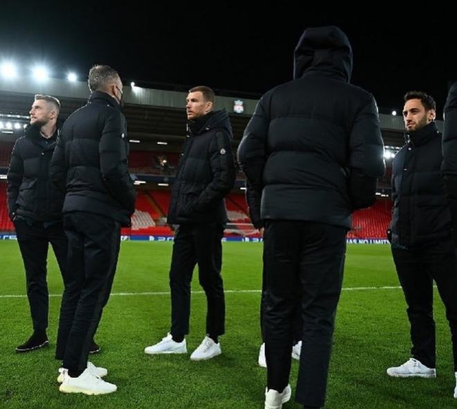 西部前二强强对决：马刺与雷霆再燃战火（西部双雄巅峰交锋：马刺与雷霆再度激战）