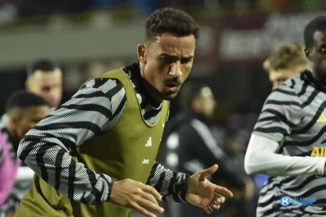 布克称雷霆防守靠拉扯！戴格诺特：我们只专注于球场实际表现（布克批雷霆防守靠拉扯，戴格诺特回应：我们只关注场上实际表现）